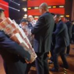 Ajab Gajab: चीनी कर्मचारियों की बल्ले-बल्ले, कंपनी ने बोनस में भर-भर के दिया कैश;…