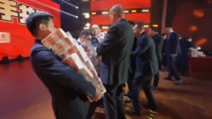 Ajab Gajab: चीनी कर्मचारियों की बल्ले-बल्ले, कंपनी ने बोनस में भर-भर के दिया कैश;…