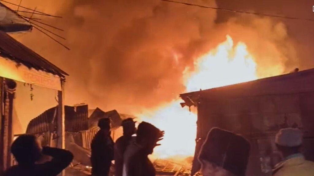 कटिहार के कुर्सेला हाट में लगी भीषण आग, 500 दुकानें जलकर खाक; 7 करोड़ का…