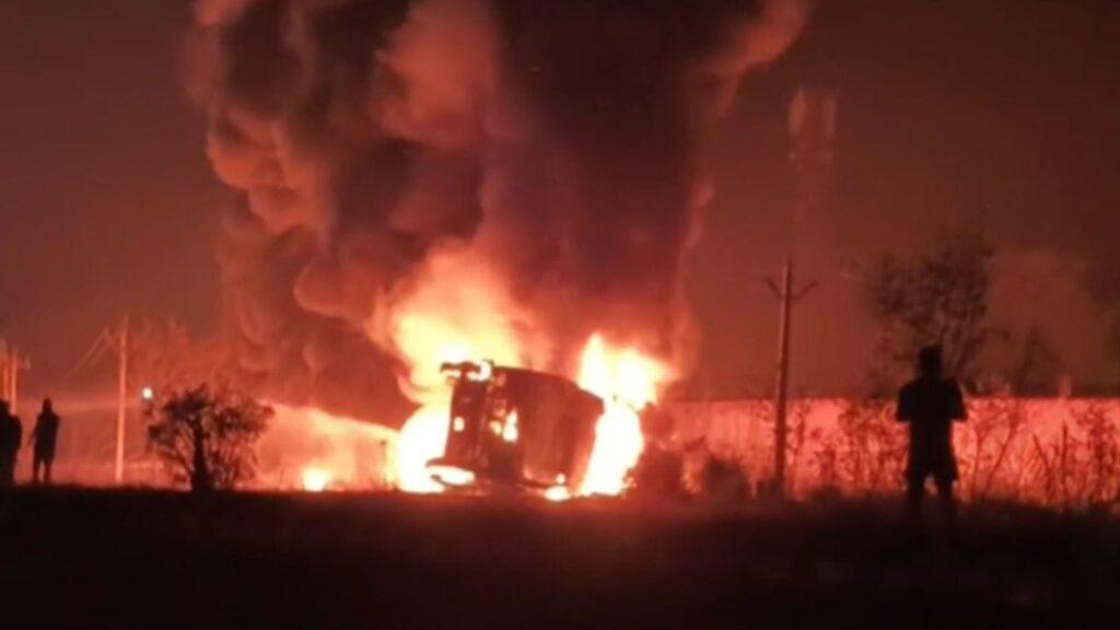 कौशांबी में NH-2 पर पलटा तेल टैंकर, लगी भीषण आग; 10KM तक जाम में फंसी गाड़ि… – भारत संपर्क