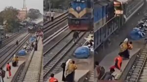 रेलवे स्टेशन पर Shortcut का चक्कर शख्स को पड़ा, ट्रेन से टक्कर लगते ही खिलौने की तरह…