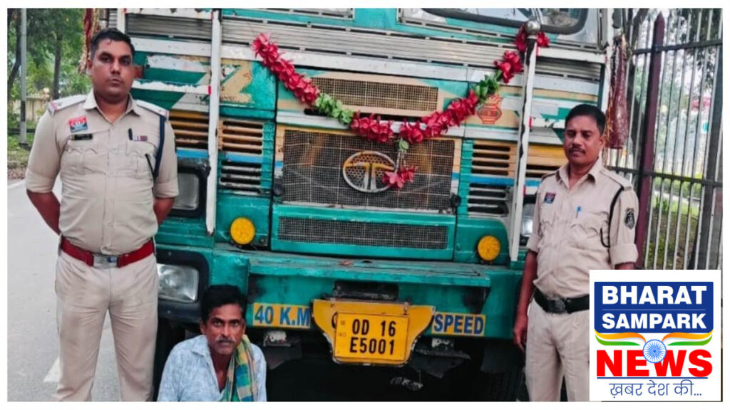 रायगढ़ पुलिस का ऑपरेशन प्रहार जारी, 15.75 टन स्क्रैप लोहे से लदा ट्रक पकड़ाया