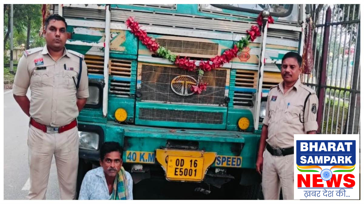 रायगढ़ पुलिस का ऑपरेशन प्रहार जारी, 15.75 टन स्क्रैप लोहे से लदा ट्रक पकड़ाया