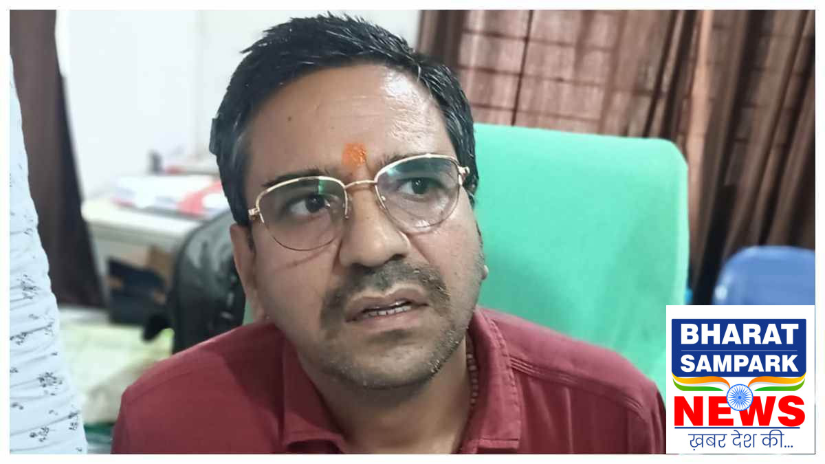 घूसखोर अधिकारी पर बड़ा एक्शन, 22 हजार मांगी थी रिश्वत..ACB ने दबोचा; रायपुर निवास में भी छापेमारी