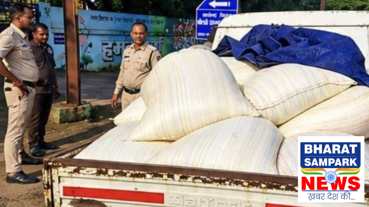 दुर्ग में राशन घोटाला: दुकान में चावल नहीं, ट्रक में भरकर बेचने ले जा रहे थे, Dial-112 ने दबोचा