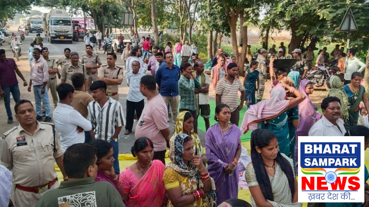CG में किसानों का आंदोलन, ट्रैक्टर मार्च रोकने पर NH-353 पर बैठे किसान; वाहनों की लगी लंबी लाइन