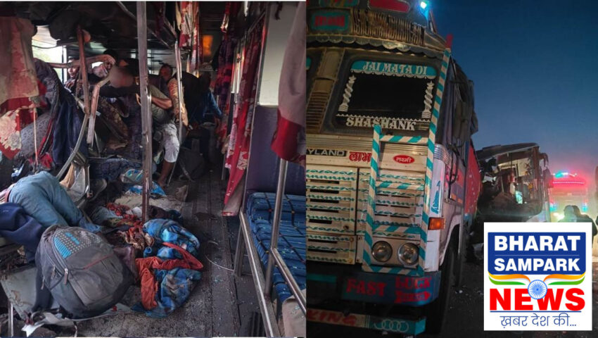 छत्तीसगढ़ में 22 यात्रियों को लेकर अंबिकापुर से रायपुर जा रही बस ट्रक में घुसी, 3 की मौत
